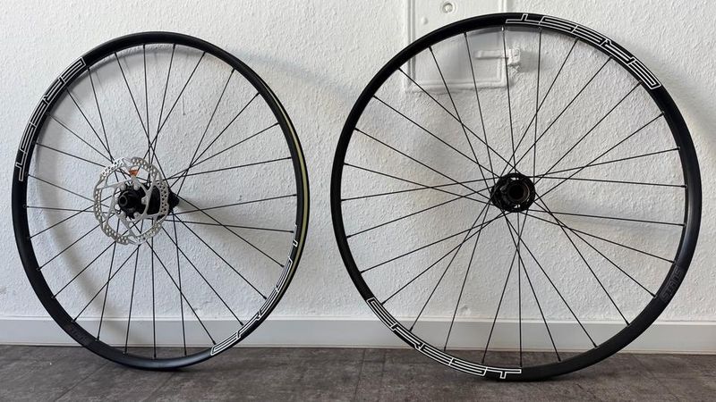 Used Stans Notubes Crest Lefty Ocho 2022 bike — image 1 of 8