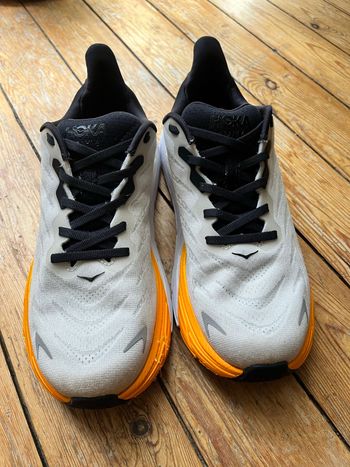Hoka, Arahi 6 M