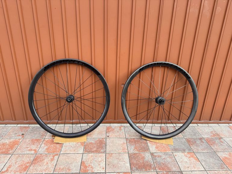 Used Bontrager Aeolus Elite 35 TLR Disc Road Wheel 2023 bike — image 4 of 7