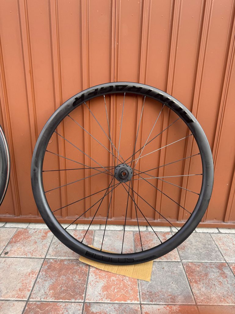 Used Bontrager Aeolus Elite 35 TLR Disc Road Wheel 2023 bike — image 3 of 7