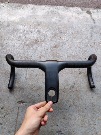 Cube, Cockpit intégré carbone Taille 42x130 compatible 10, 11 et 12 vitesses