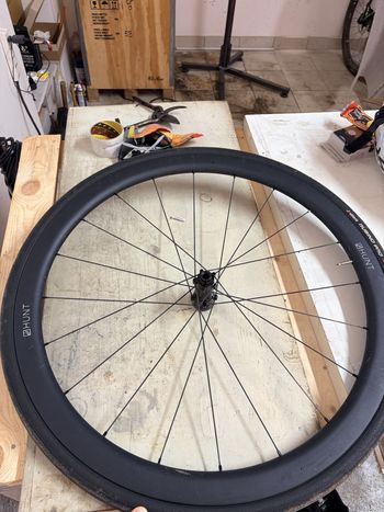 Used Hunt 40 Carbon Aero Disc 2023 bike — image 10 of 15