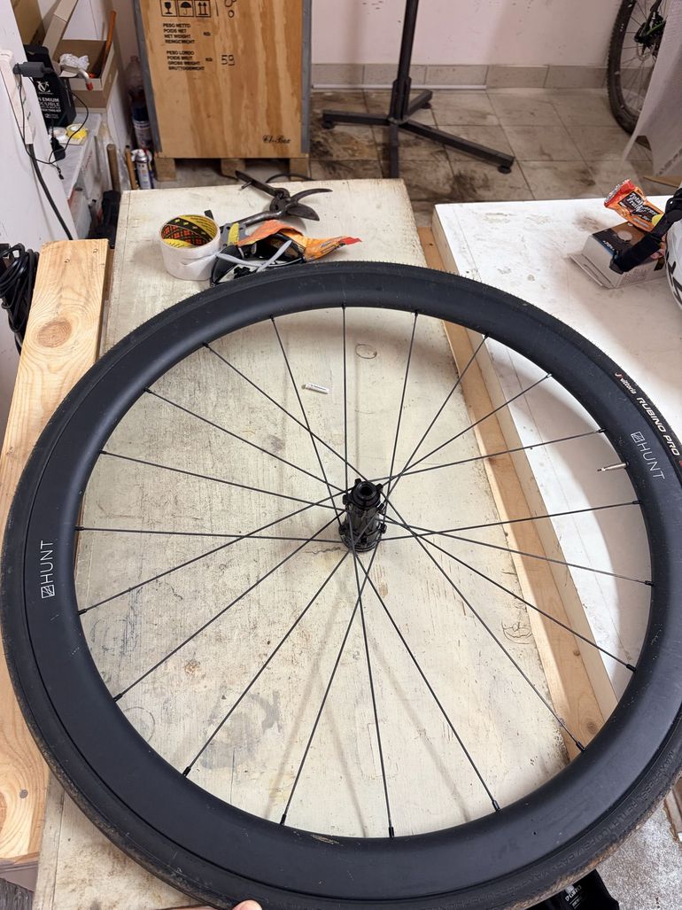 Used Hunt 40 Carbon Aero Disc 2023 bike — image 10 of 15