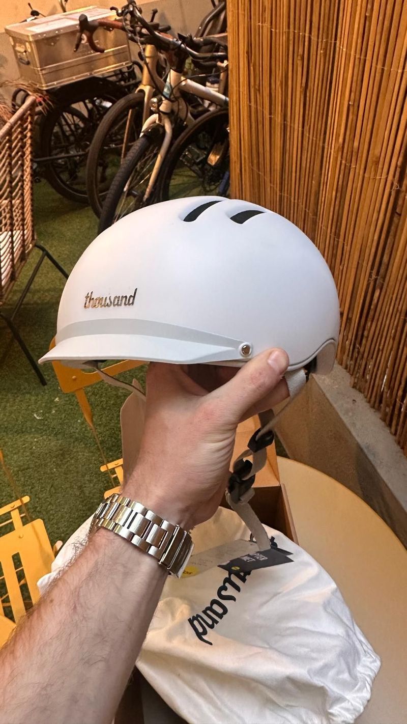 Used Thousand Chapter MIPS Helmet Taille L with light 2026 bike — image 3 of 4