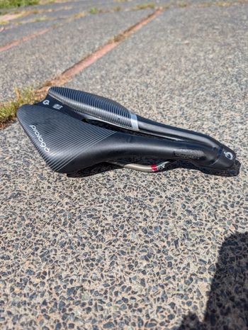 Prologo, Saddle