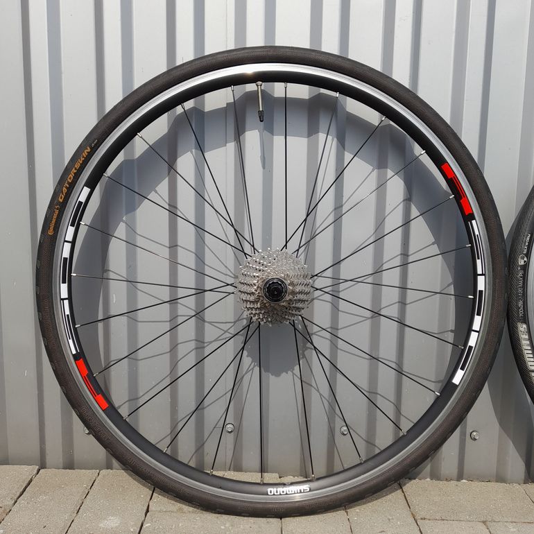 Used Shimano WH-R501 Wheelset bike — image 4 of 11