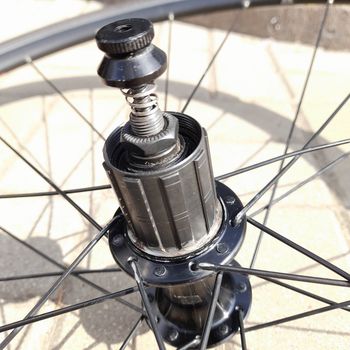 Used Shimano WH-R501 Wheelset bike — image 8 of 11