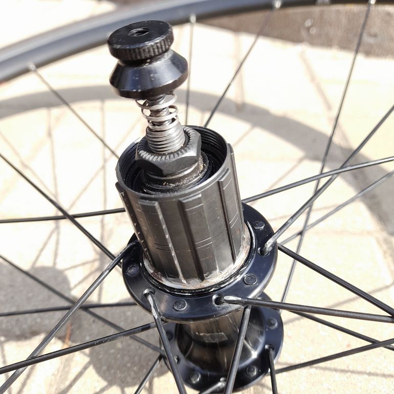 Used Shimano WH-R501 Wheelset bike — image 8 of 11