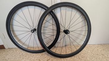 Used Autre Roues carbone boyaux Campagnolo moyeux, Shimano cassette 10/11 vitesses 2015 bike — image 1 of 7