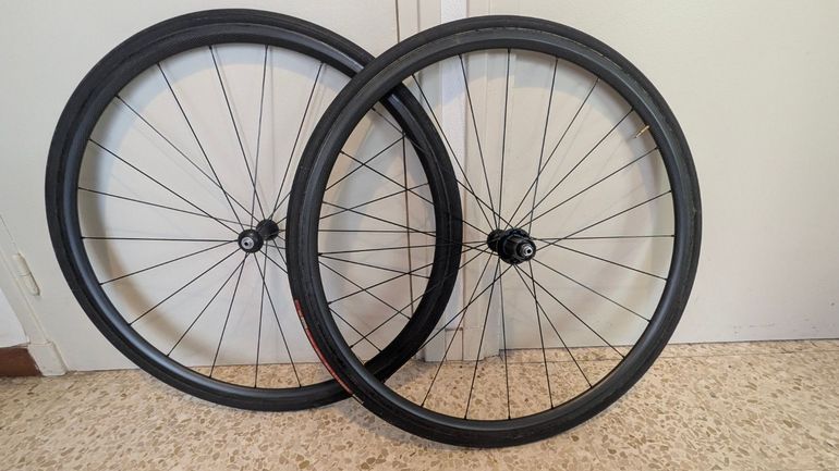 Used Autre Roues carbone boyaux Campagnolo moyeux, Shimano cassette 10/11 vitesses 2015 bike — image 1 of 7