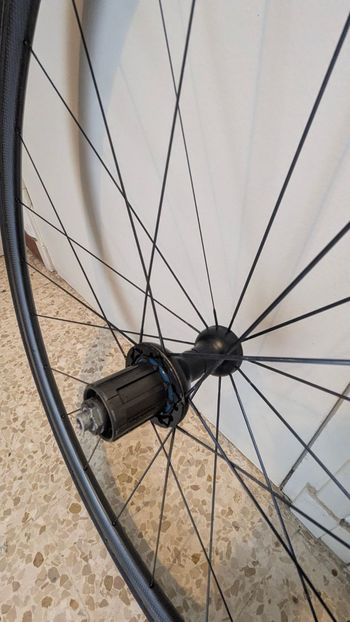Used Autre Roues carbone boyaux Campagnolo moyeux, Shimano cassette 10/11 vitesses 2015 bike — image 6 of 7