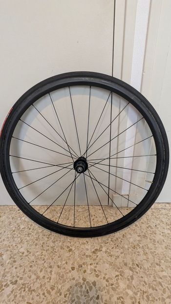 Used Autre Roues carbone boyaux Campagnolo moyeux, Shimano cassette 10/11 vitesses 2015 bike — image 2 of 7