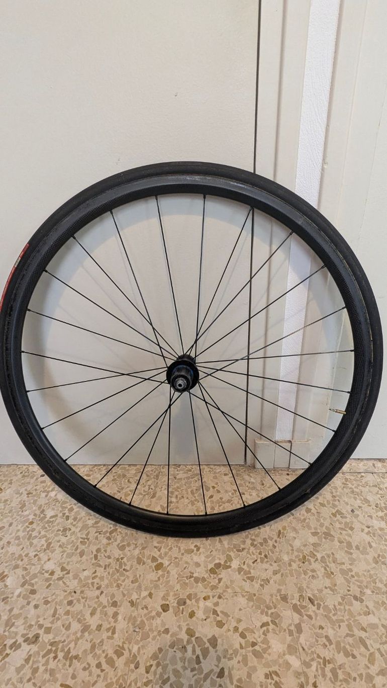 Used Autre Roues carbone boyaux Campagnolo moyeux, Shimano cassette 10/11 vitesses 2015 bike — image 2 of 7