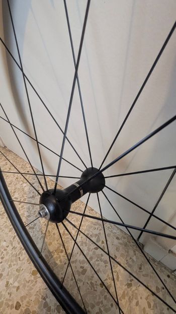 Used Autre Roues carbone boyaux Campagnolo moyeux, Shimano cassette 10/11 vitesses 2015 bike — image 5 of 7