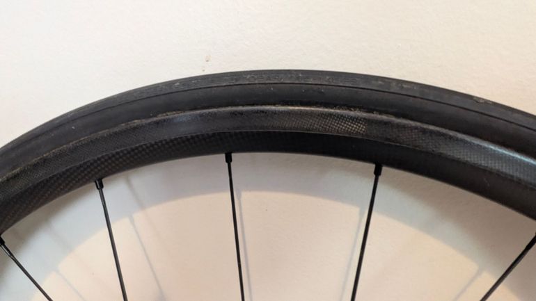 Used Autre Roues carbone boyaux Campagnolo moyeux, Shimano cassette 10/11 vitesses 2015 bike — image 4 of 7