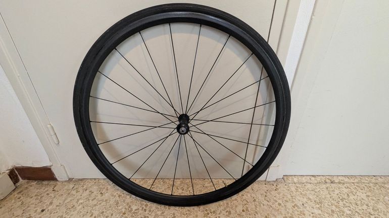 Used Autre Roues carbone boyaux Campagnolo moyeux, Shimano cassette 10/11 vitesses 2015 bike — image 3 of 7
