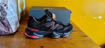 New Balance 9060 Black Red Gradient 2026 Running Shoes d'occasion