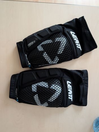 LEATT, AirFlex Pro Schwarz Knieprotektoren