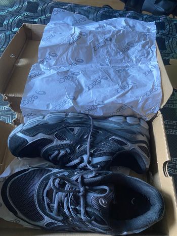 Asics, Noir