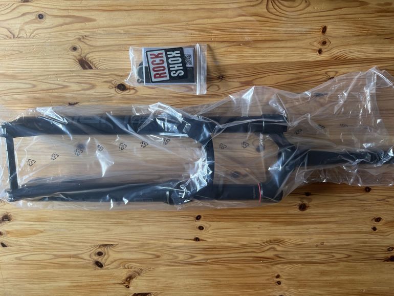 Used RockShox Lyrik Base 29" 160mm 15*110mm Tapered Black bike — image 1 of 8