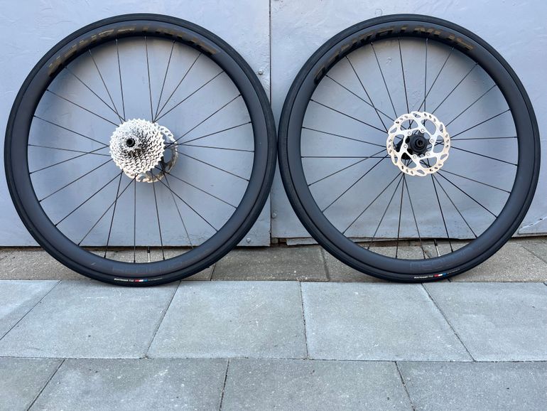 Used Bontrager Aeolus Elite 35 TLR Disc Road Carbon Wheels bike — image 1 of 5