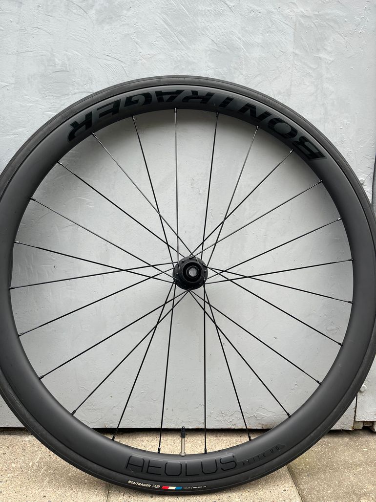 Used Bontrager Aeolus Elite 35 TLR Disc Road Carbon Wheels bike — image 4 of 5