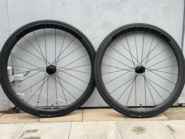 Used Bontrager Aeolus Elite 35 TLR Disc Road Carbon Wheels bike — image 2 of 5