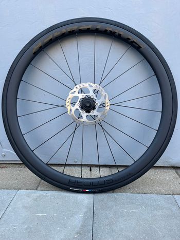 Used Bontrager Aeolus Elite 35 TLR Disc Road Carbon Wheels bike — image 2 of 5