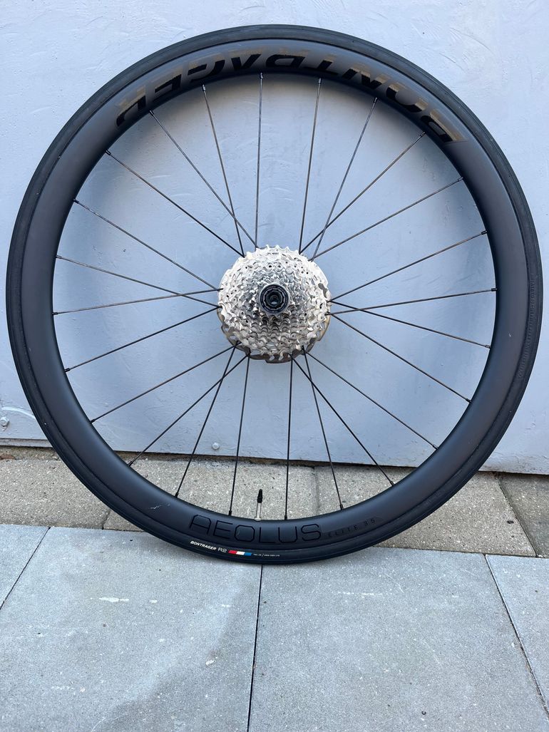 Used Bontrager Aeolus Elite 35 TLR Disc Road Carbon Wheels bike — image 3 of 5