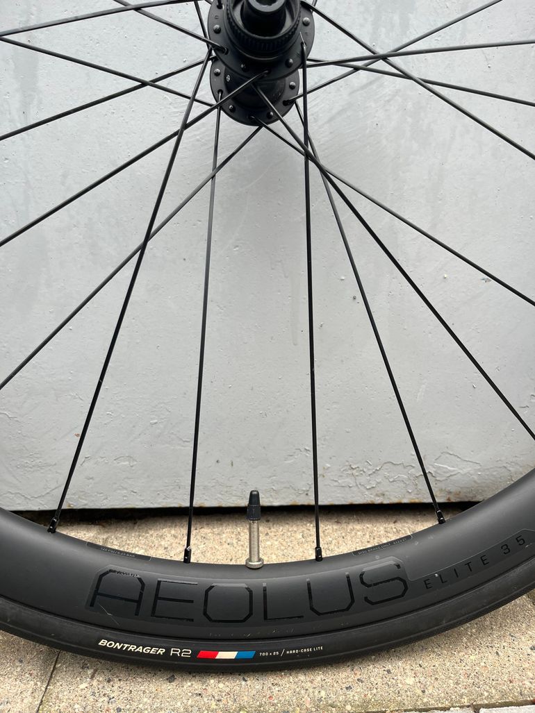 Used Bontrager Aeolus Elite 35 TLR Disc Road Carbon Wheels bike — image 5 of 5