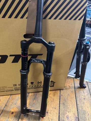 Used RockShox Rock shox sid select+ 2025 bike — image 9 of 9