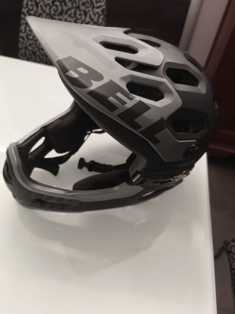 Bell Super Helmet with Detachable Chin Guard bike de segunda mano — imagen 7 de 9