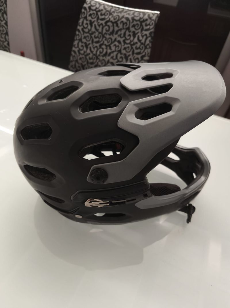 Bell Super Helmet with Detachable Chin Guard bike de segunda mano — imagen 5 de 9