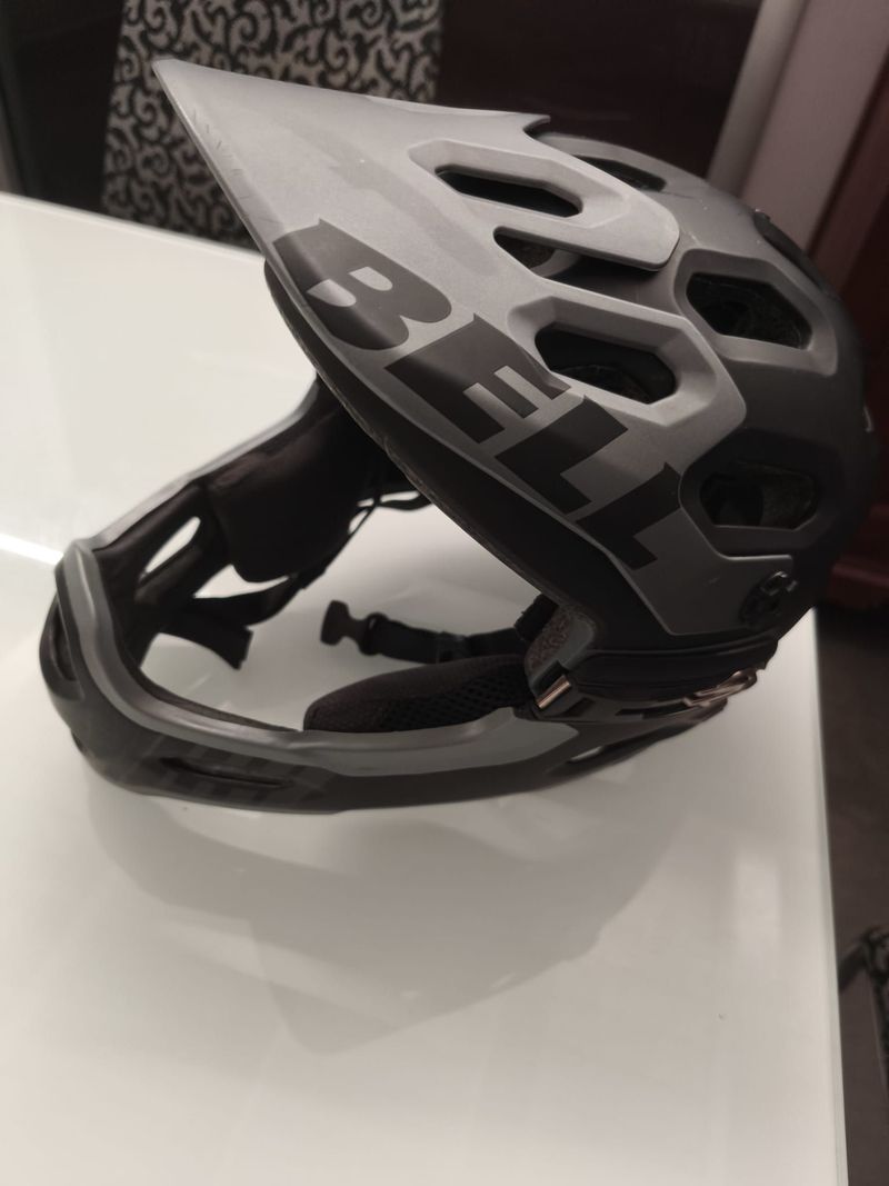 Bell Super Helmet with Detachable Chin Guard bike de segunda mano — imagen 9 de 9