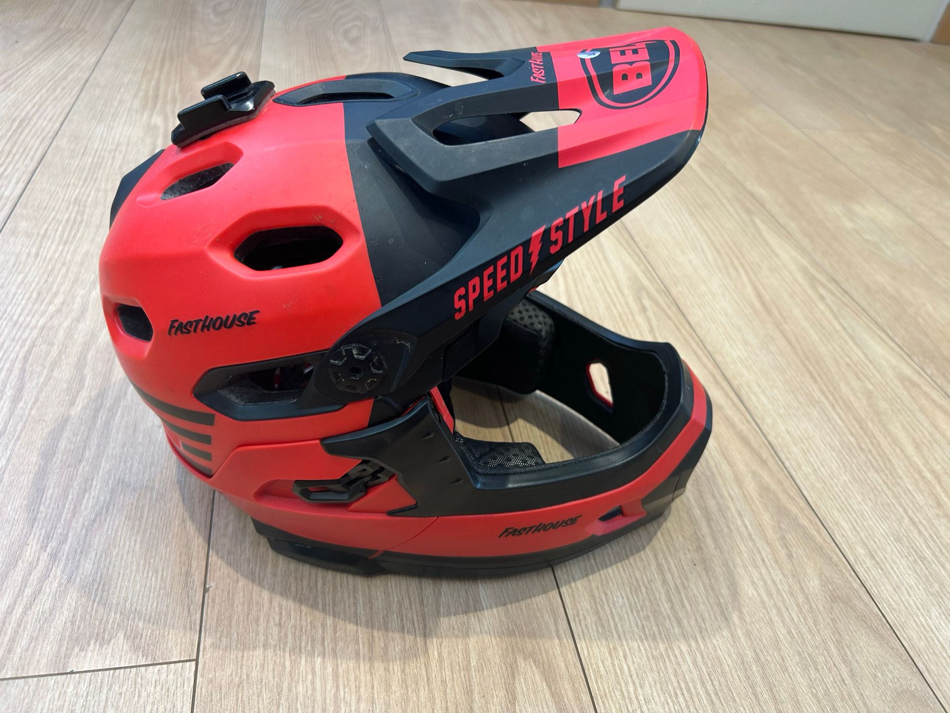bell 2019 super dh mips helmet featuring an advanced liner system and DH Super DH Spherical