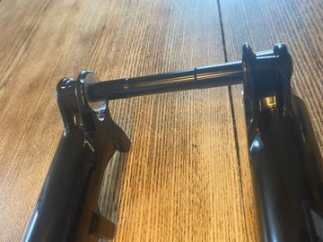 Brugt RockShox Lyrik Fork 2025 bike — billede 8 af 9