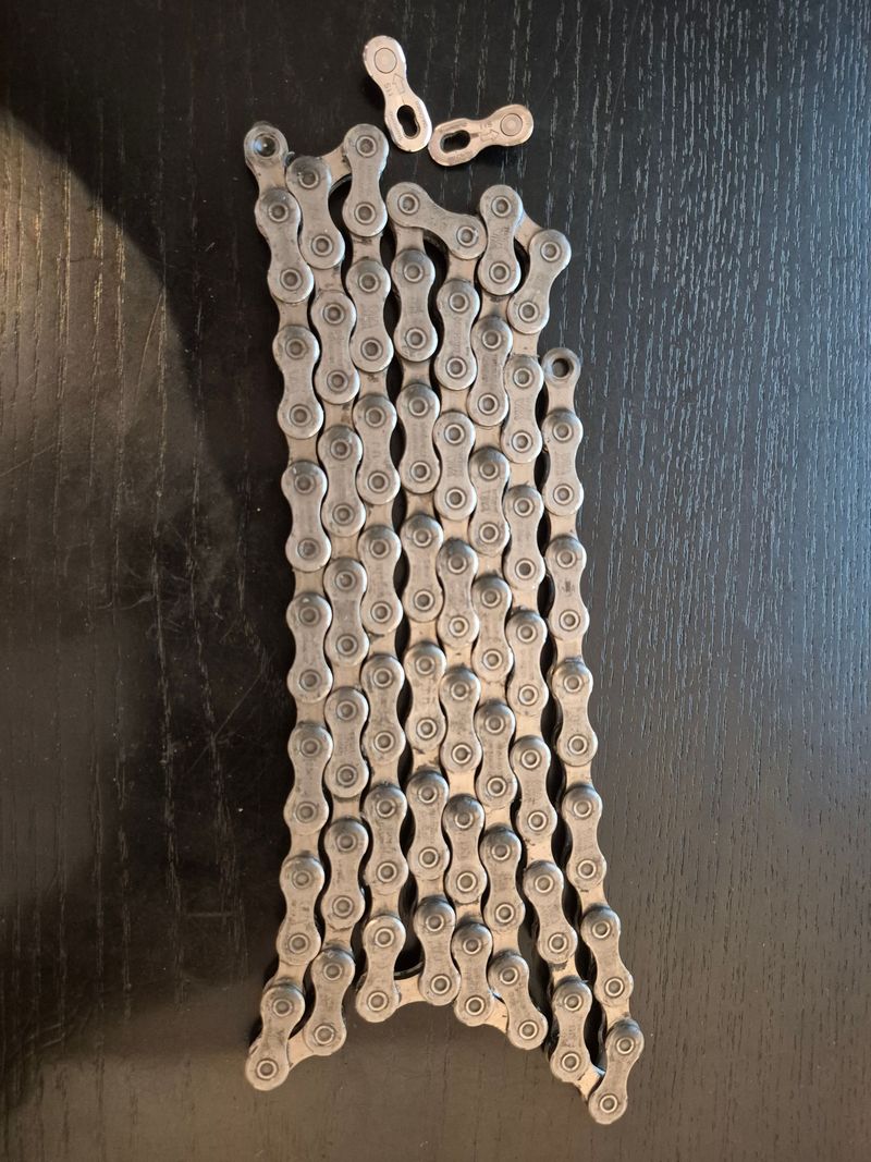 Używany Shimano CN-HG701 11-speed Chain with Quick-Link Drivetrain & Pedals