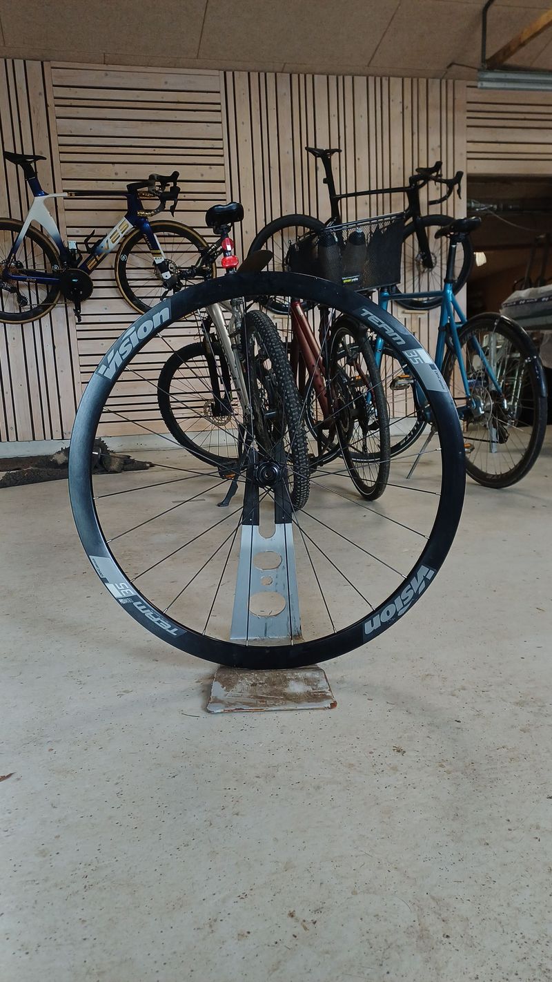 Used Vision Team 35 Wheelset bike — image 1 of 8