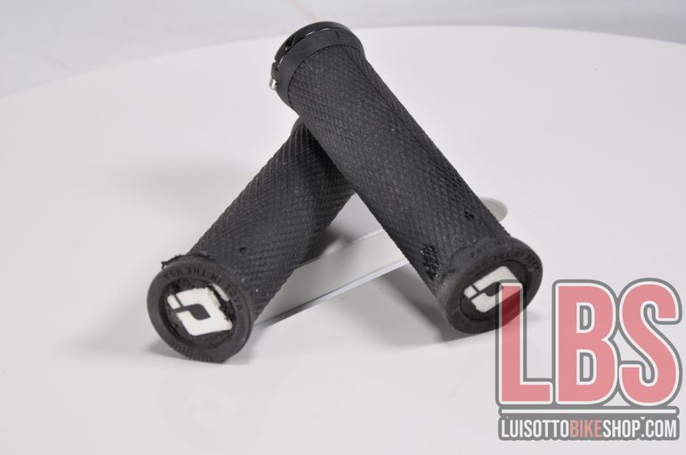 Used obi Coppia manopole con collarino. bike — image 1 of 12