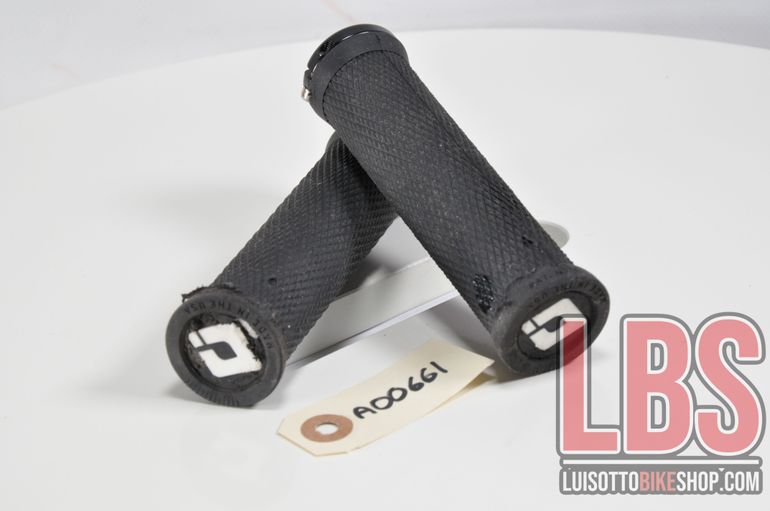 Used obi Coppia manopole con collarino. bike — image 12 of 12