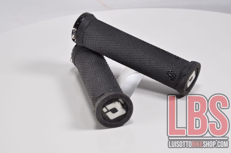 Used obi Coppia manopole con collarino. bike — image 2 of 12