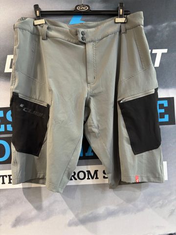 Cube PANTALONI CORTI Cycling Clothing d'occasion
