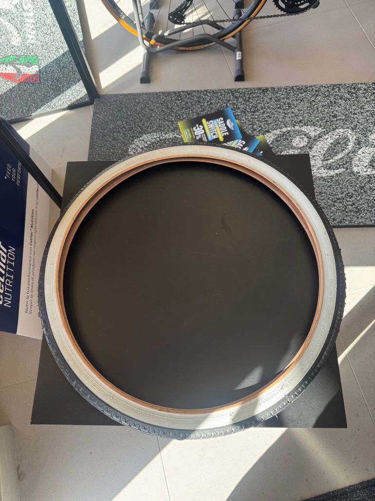 Used Vee rubber Copertura 24x1,75 bike — image 1 of 3