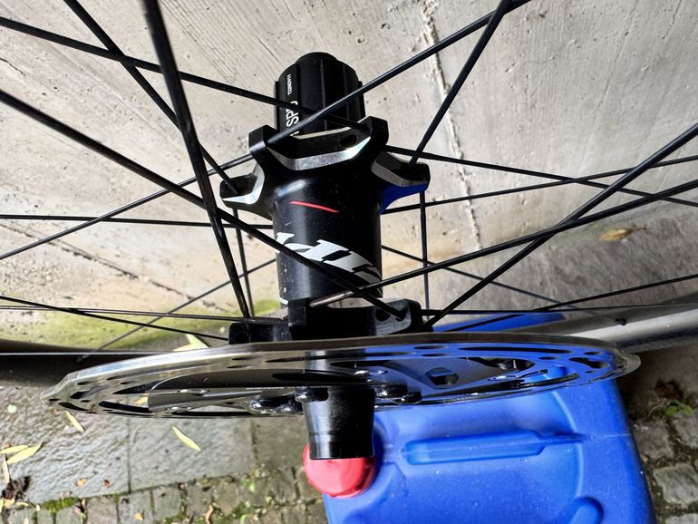 Used Zipp 303 Firecrest Tubeless Disc-brake 2019 bike — image 17 of 19