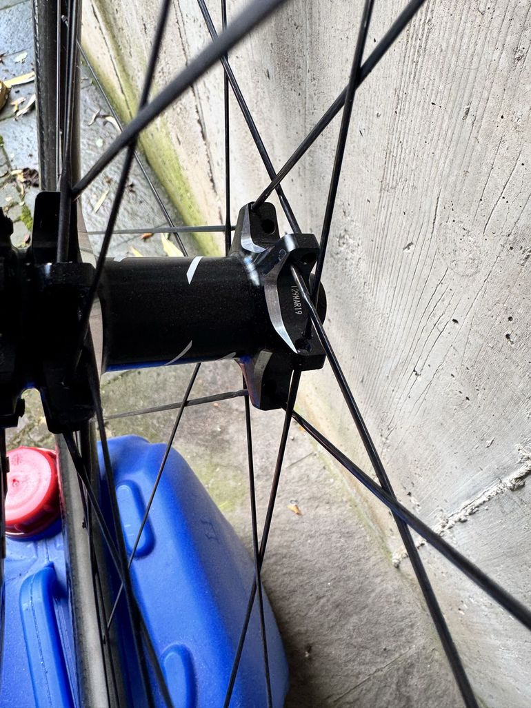 Used Zipp 303 Firecrest Tubeless Disc-brake 2019 bike — image 8 of 19