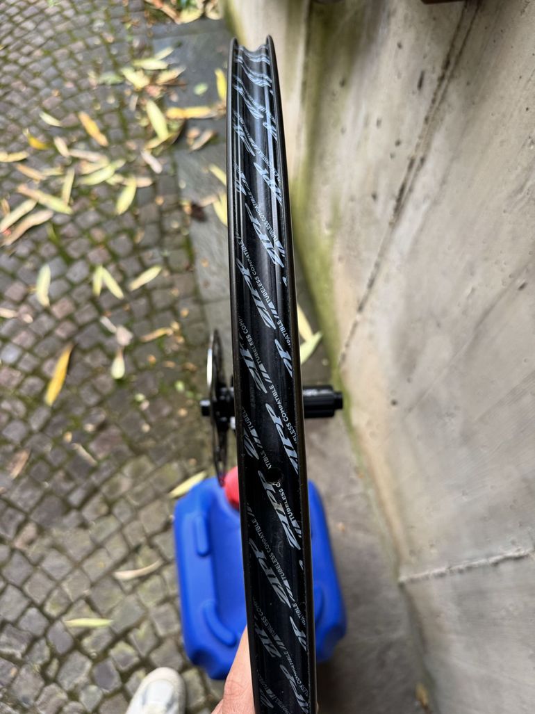 Used Zipp 303 Firecrest Tubeless Disc-brake 2019 bike — image 18 of 19