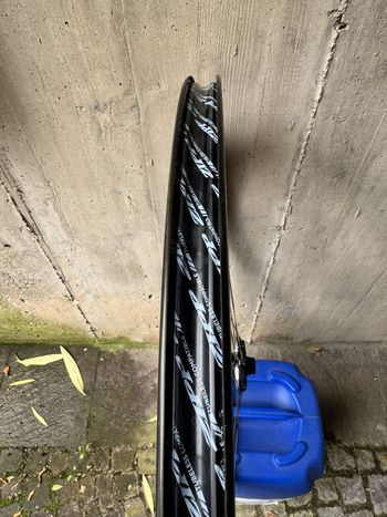 Used Zipp 303 Firecrest Tubeless Disc-brake 2019 bike — image 9 of 19