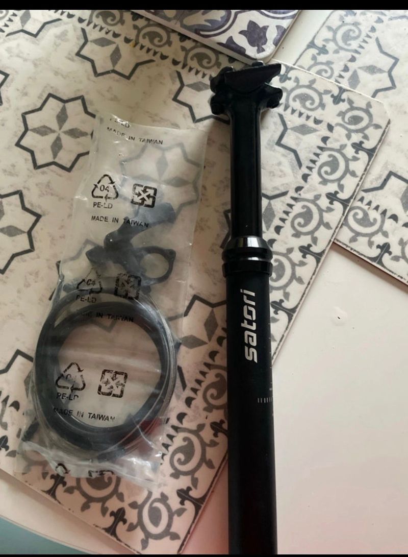 Satori Selle télescopique 31.6 avec câble et poignet 2025 Saddles & Seatposts d'occasion