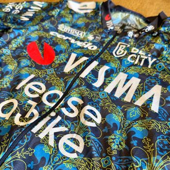 Used AGU Visma LaB Limited Tour de France shirt KM maat M 2024 bike — image 3 of 4
