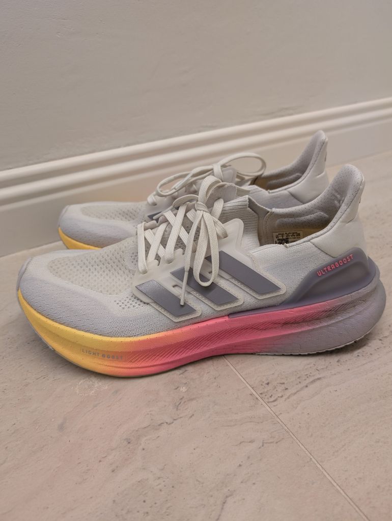 Used Adidas Ultraboost 5 UK 9 FR 43 1/3 2024 bike — image 2 of 5